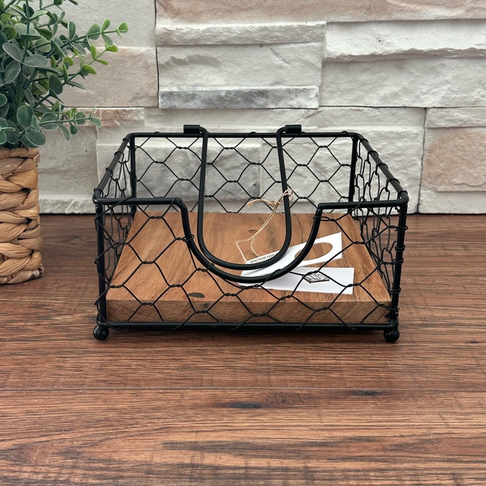 🆕 Farmhouse Wooden & Chicken Wire Napkin Holder!!